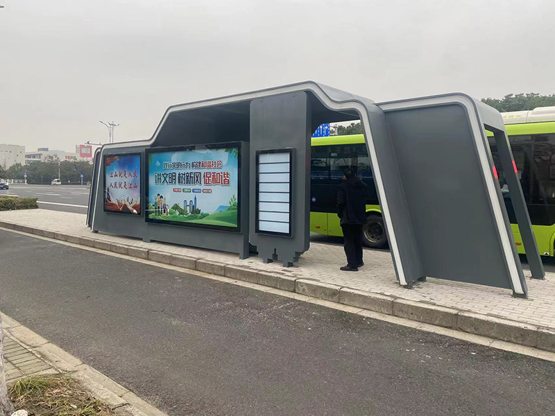 青島智能(néng)候車(chē)亭現(xiàn)場(chǎng)(圖1)